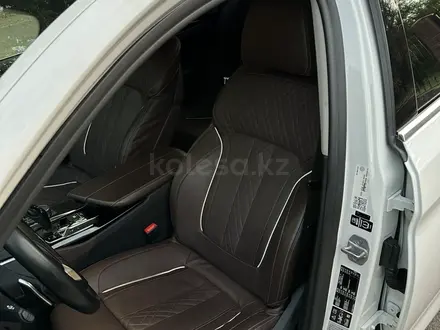 BMW 540 2018 года за 21 500 000 тг. в Алматы – фото 19