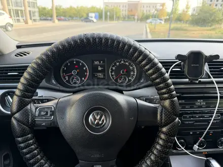 Volkswagen Passat 2013 года за 4 300 000 тг. в Атырау – фото 11