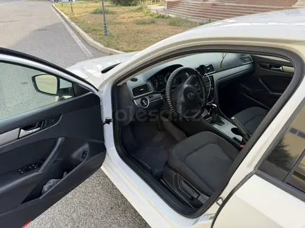 Volkswagen Passat 2013 года за 4 300 000 тг. в Атырау – фото 12