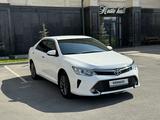 Toyota Camry 2015 годаүшін11 700 000 тг. в Шымкент – фото 2