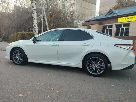 Toyota Camry 2021 года за 15 450 000 тг. в Алматы – фото 21