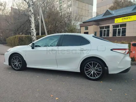 Toyota Camry 2021 года за 15 450 000 тг. в Алматы – фото 22