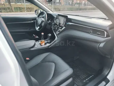 Toyota Camry 2021 года за 15 450 000 тг. в Алматы – фото 42