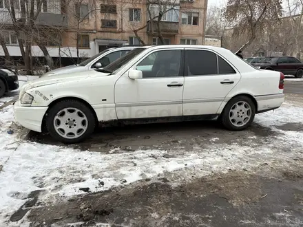 Mercedes-Benz C 180 1997 года за 1 200 000 тг. в Павлодар – фото 2