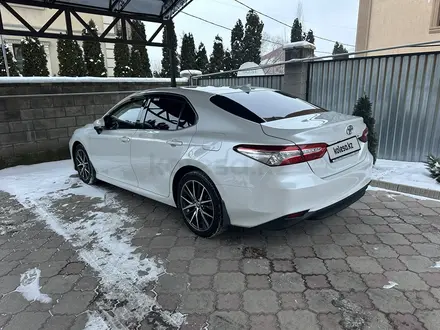 Toyota Camry 2021 года за 17 200 000 тг. в Алматы – фото 15