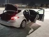 Toyota Camry 2018 годаүшін13 500 000 тг. в Семей – фото 4