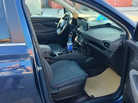 Hyundai Santa Fe 2019 года за 9 000 000 тг. в Актобе – фото 4