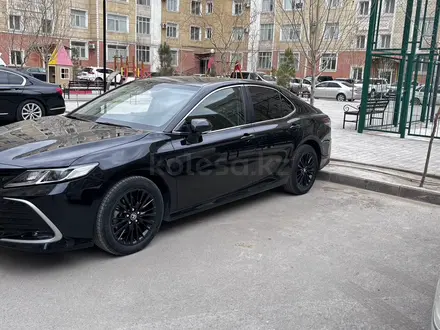 Toyota Camry 2023 года за 15 300 000 тг. в Актау – фото 2