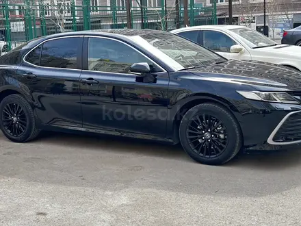 Toyota Camry 2023 года за 15 300 000 тг. в Актау – фото 3