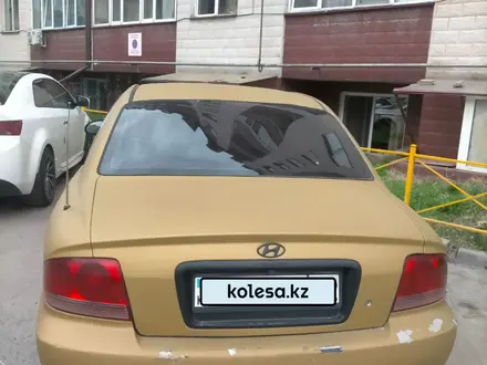 Hyundai Sonata 2003 года за 1 900 000 тг. в Алматы – фото 2