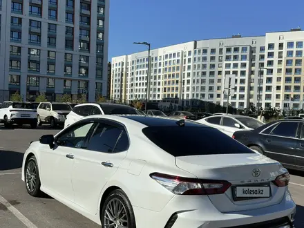 Toyota Camry 2018 года за 12 300 000 тг. в Астана – фото 2