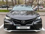 Toyota Camry 2021 года за 14 300 000 тг. в Алматы – фото 3