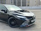 Toyota Camry 2018 года за 12 780 000 тг. в Караганда – фото 2