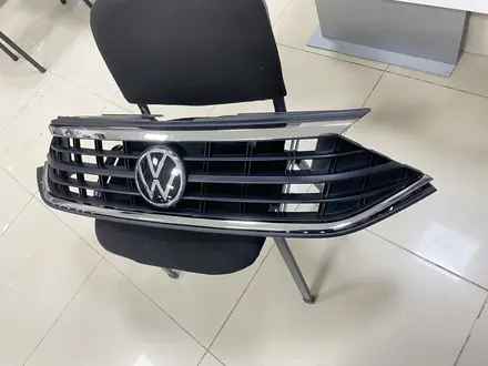 Решетка радиатора Volkswagen Polo за 157 000 тг. в Костанай – фото 2