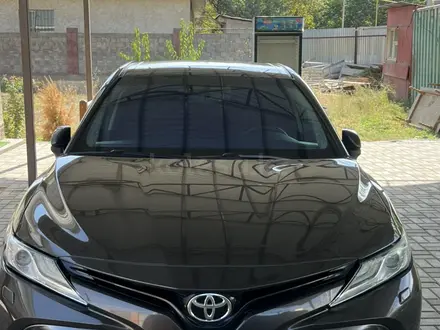 Toyota Camry 2018 года за 12 700 000 тг. в Алматы – фото 2