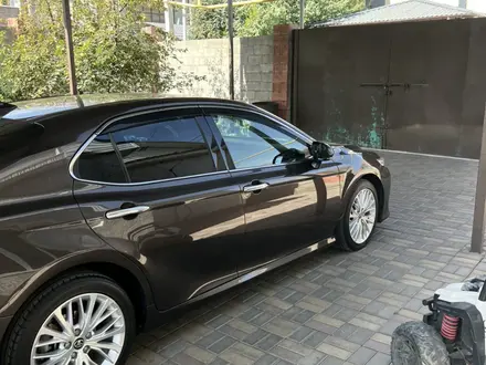 Toyota Camry 2018 года за 12 700 000 тг. в Алматы – фото 4