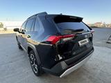 Toyota RAV4 2021 года за 11 500 000 тг. в Актау – фото 3