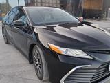 Toyota Camry 2022 года за 13 700 000 тг. в Туркестан – фото 3