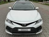Toyota Camry 2022 года за 18 200 000 тг. в Алматы – фото 2
