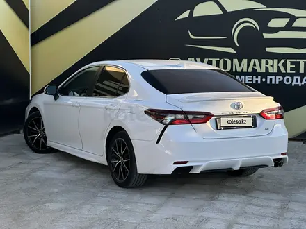 Toyota Camry 2021 года за 11 500 000 тг. в Атырау – фото 4