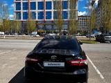 Toyota Camry 2018 года за 13 900 000 тг. в Астана – фото 4