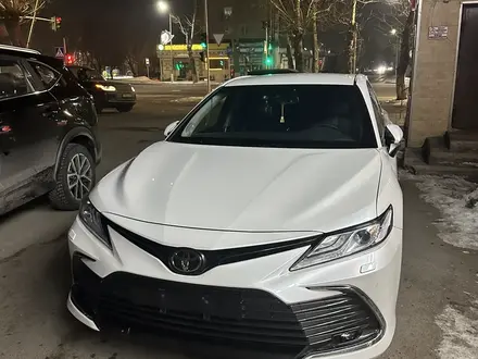 Toyota Camry 2021 года за 16 100 000 тг. в Караганда – фото 2