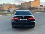 Toyota Camry 2023 года за 15 200 000 тг. в Уральск – фото 4