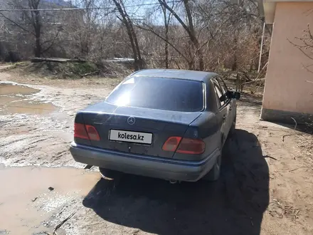 Mercedes-Benz E 230 1998 года за 3 500 000 тг. в Актобе – фото 4