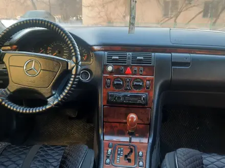 Mercedes-Benz E 230 1998 года за 3 500 000 тг. в Актобе – фото 7