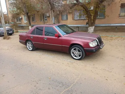 Mercedes-Benz E 230 1993 года за 1 184 503 тг. в Байконыр – фото 2