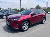 Toyota RAV4 2021 года за 14 700 000 тг. в Алматы – фото 2