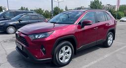 Toyota RAV4 2021 года за 13 500 000 тг. в Алматы – фото 2