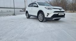 Toyota RAV4 2018 года за 13 500 000 тг. в Семей