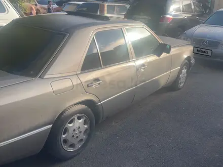 Mercedes-Benz E 230 1992 года за 900 000 тг. в Астана – фото 4