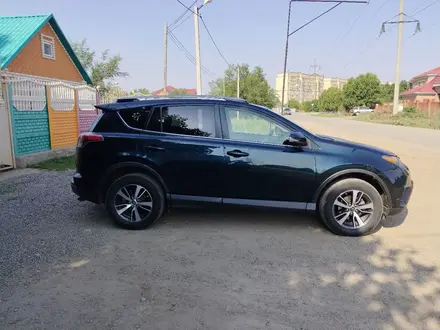 Toyota RAV4 2016 года за 12 500 000 тг. в Актобе – фото 2