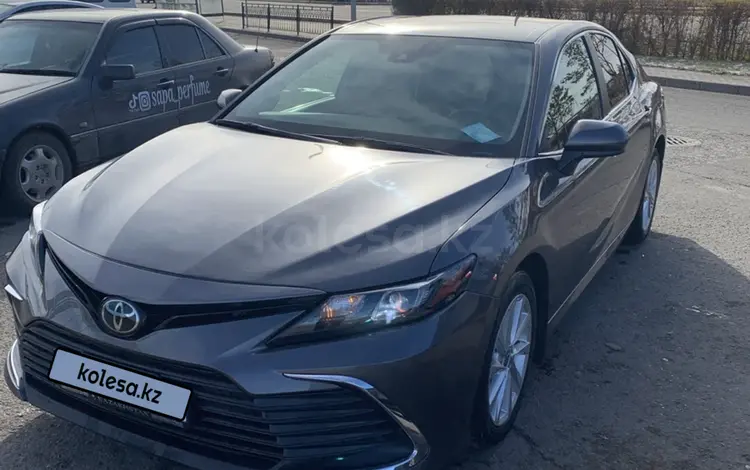 Toyota Camry 2022 года за 13 700 000 тг. в Астана