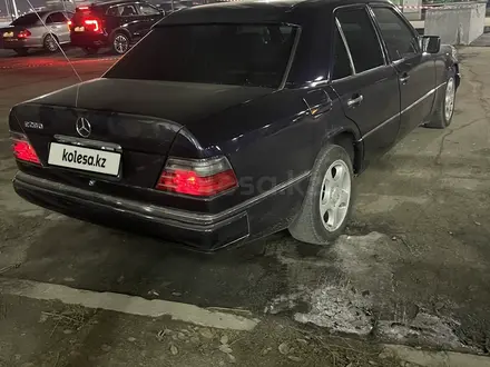 Mercedes-Benz E 320 1994 года за 3 000 000 тг. в Алматы – фото 4