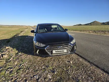 Hyundai Elantra 2018 года за 6 600 000 тг. в Караганда – фото 2