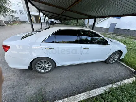 Toyota Camry 2014 года за 10 150 000 тг. в Актобе – фото 3