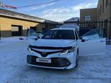 Toyota Camry 2018 года за 13 500 000 тг. в Семей – фото 2