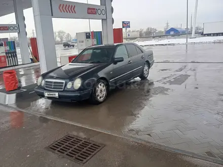 Mercedes-Benz E 320 1996 года за 2 000 000 тг. в Алматы – фото 2