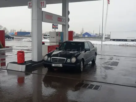 Mercedes-Benz E 320 1996 года за 2 000 000 тг. в Алматы