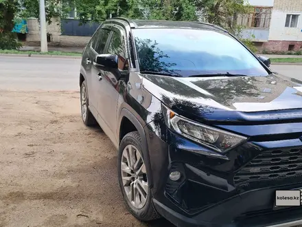 Toyota RAV4 2021 года за 19 000 000 тг. в Актобе