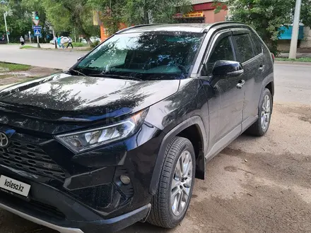 Toyota RAV4 2021 года за 19 000 000 тг. в Актобе – фото 2