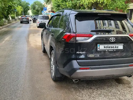 Toyota RAV4 2021 года за 19 000 000 тг. в Актобе – фото 5