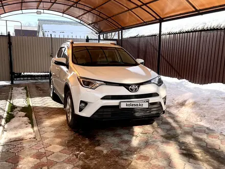 Toyota RAV4 2017 года за 11 000 000 тг. в Уральск – фото 2
