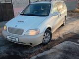 Kia Carnival 2001 года за 1 350 000 тг. в Караганда