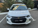 Chevrolet Onix 2023 года за 6 390 000 тг. в Караганда – фото 3