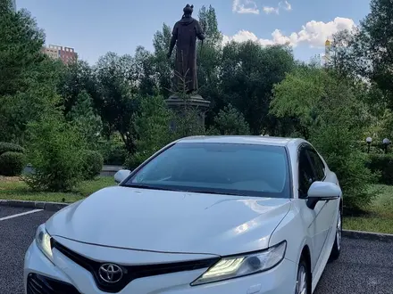 Toyota Camry 2019 года за 14 700 000 тг. в Астана – фото 2