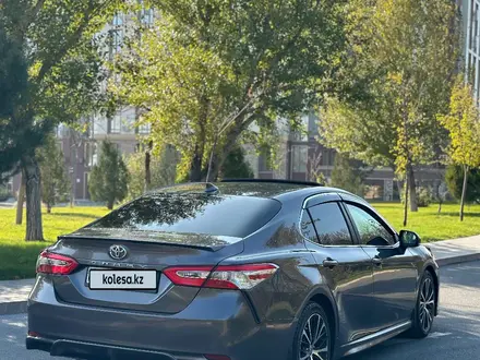 Toyota Camry 2020 года за 11 500 000 тг. в Туркестан – фото 2